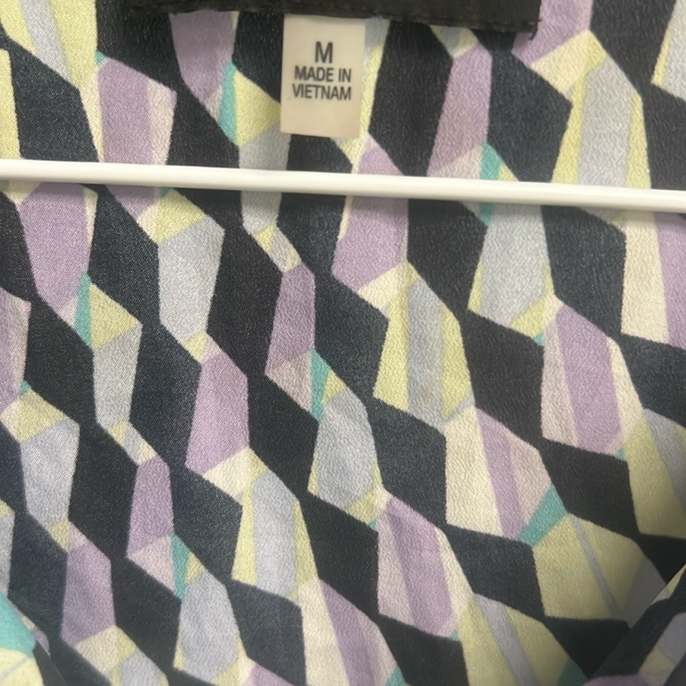 Geometric Patterned Sleeveless Top - Picture 2 of 3